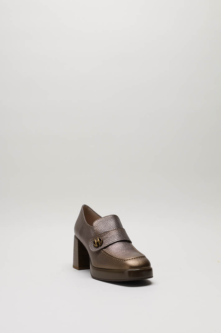 zoom in on Brons Mocassin hak image Brons Mocassin hak image