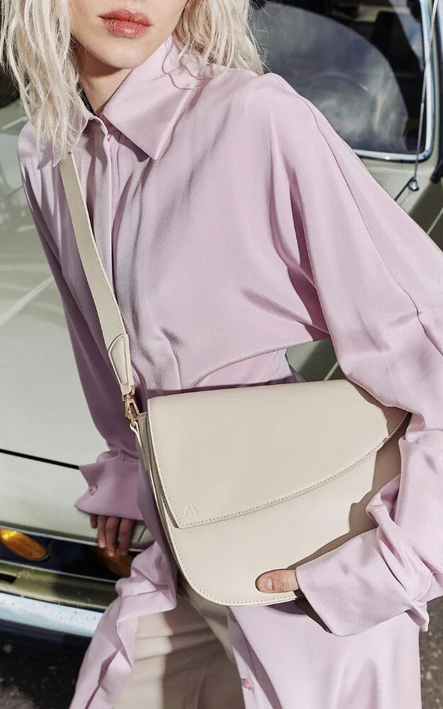 Lichtbeige Cross body image