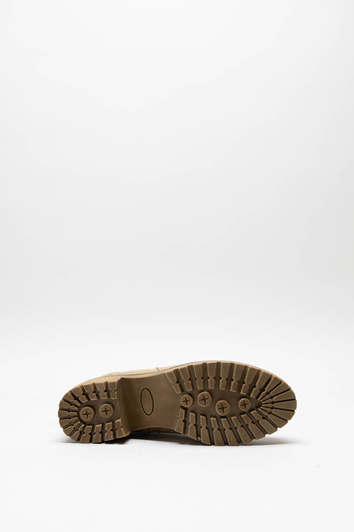 zoom in on Beige Enkellaars plat image Beige Enkellaars plat image