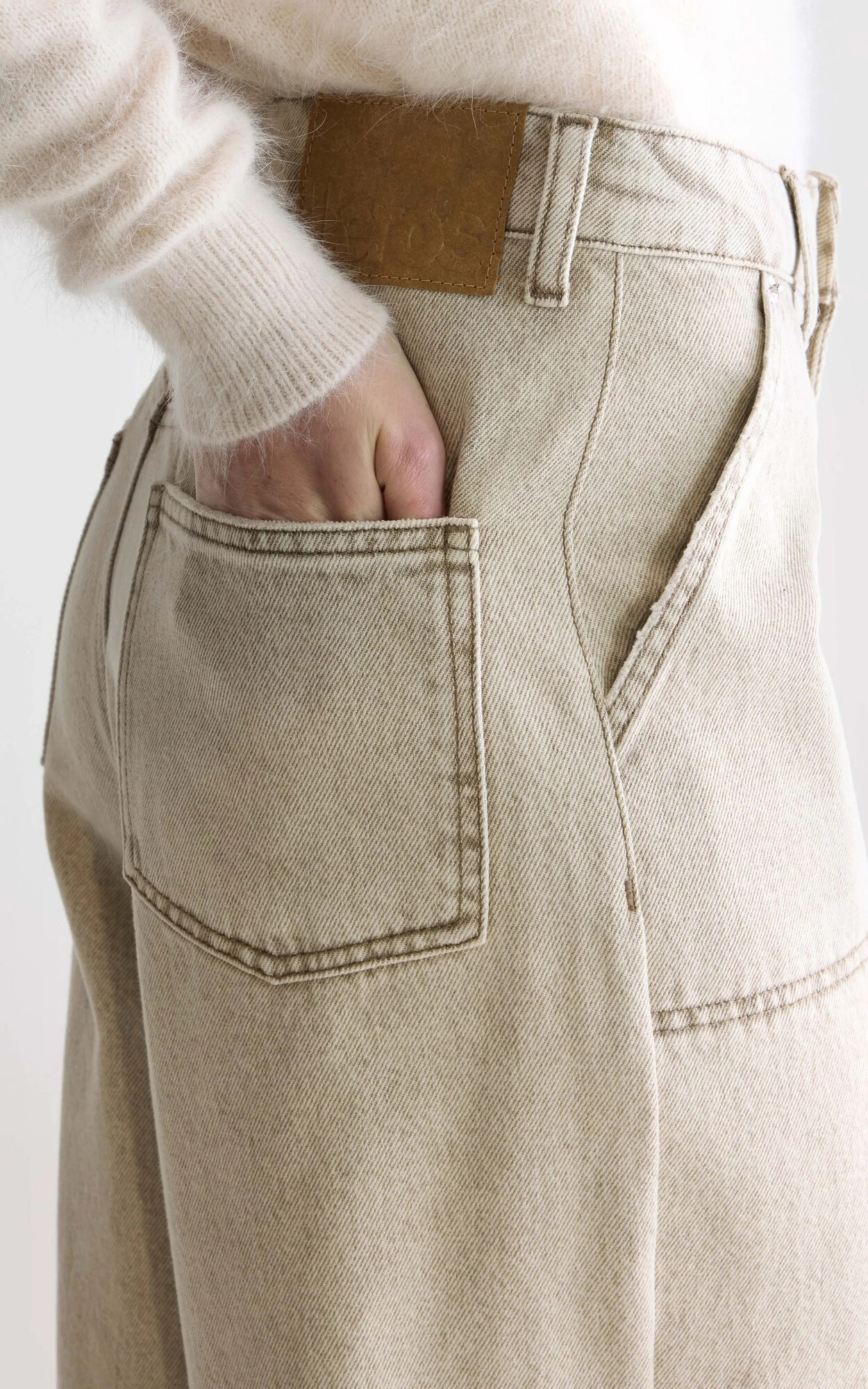 zoom in on Beige Broek image Beige Broek image