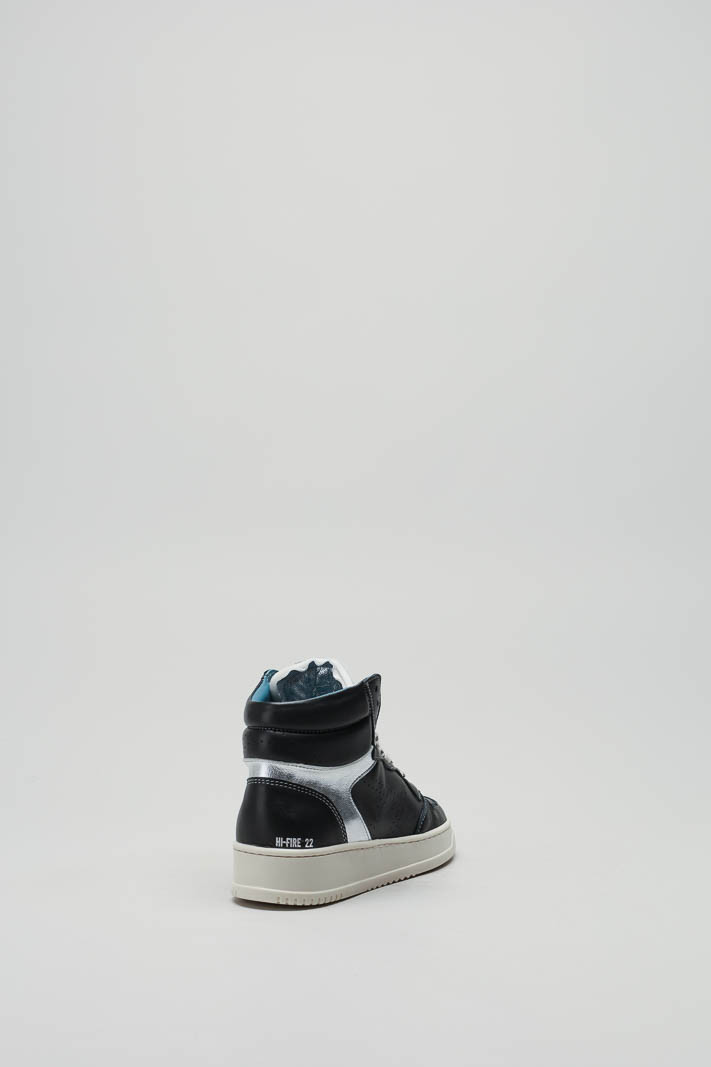 zoom in on Zwart Sneaker image Zwart Sneaker image