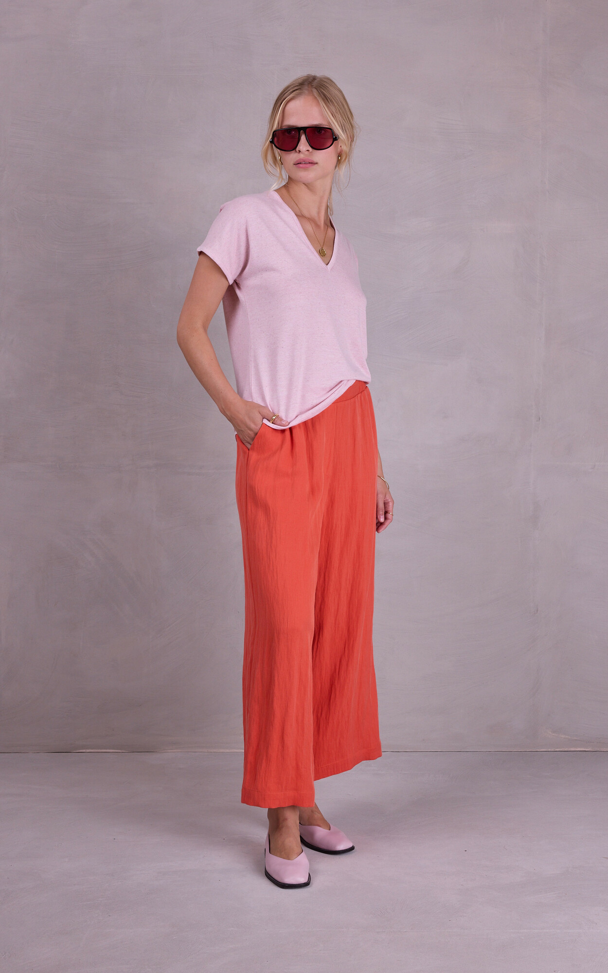 zoom in on Oranje Broek image Oranje Broek image