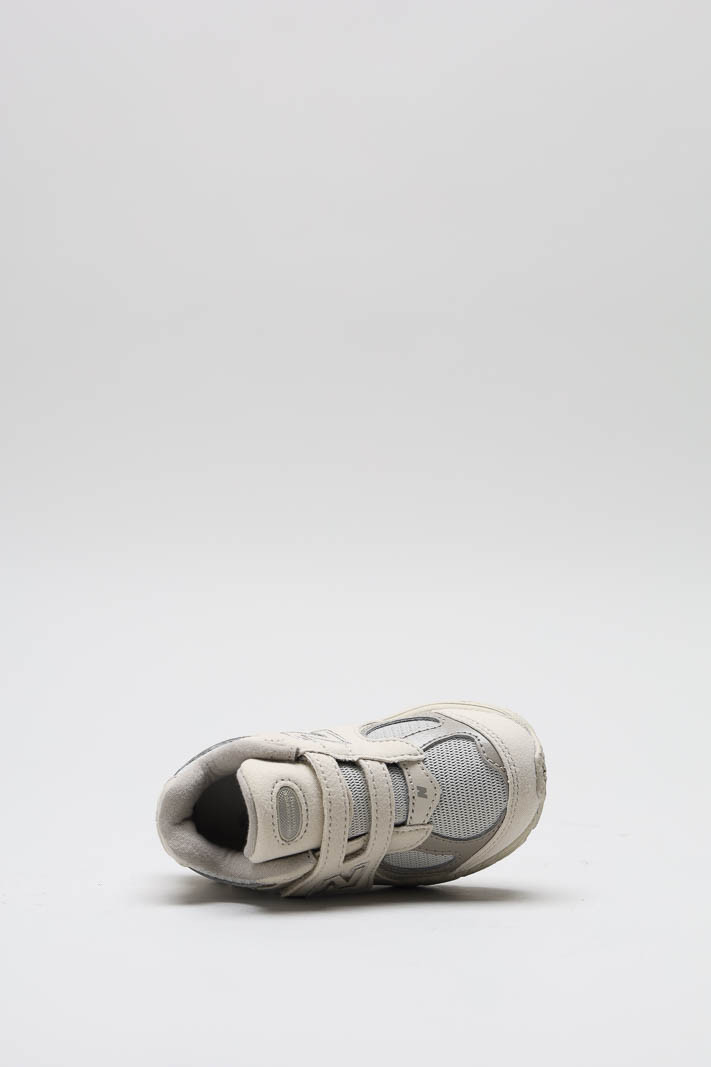 zoom in on Ecru Velcro schoen image Ecru Velcro schoen image