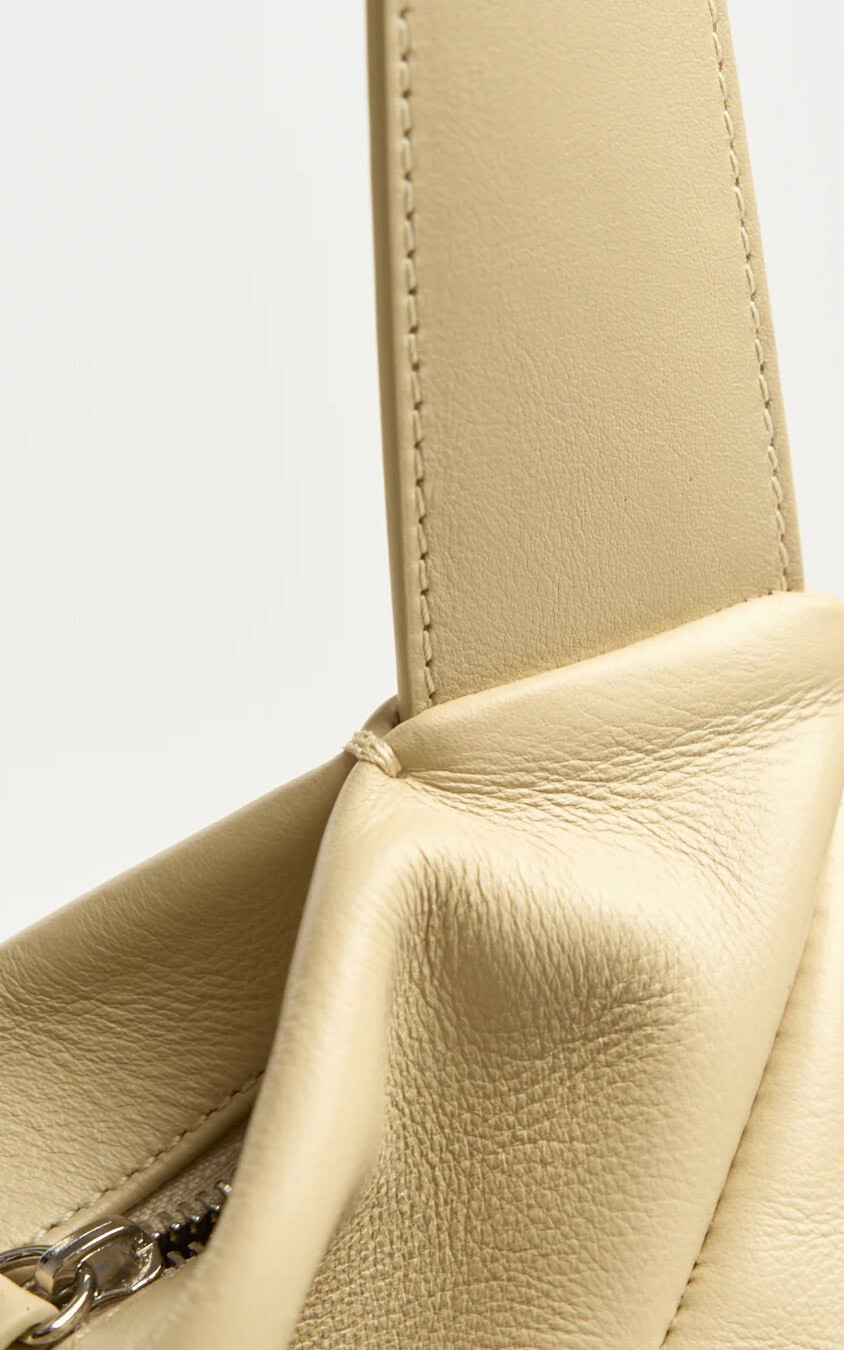 Geel Cross body image