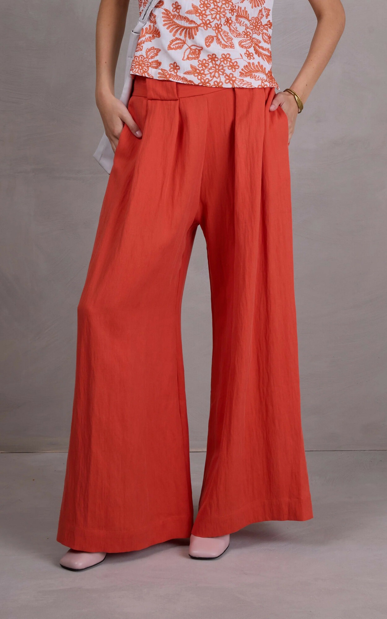 zoom in on Oranje Broek image Oranje Broek image