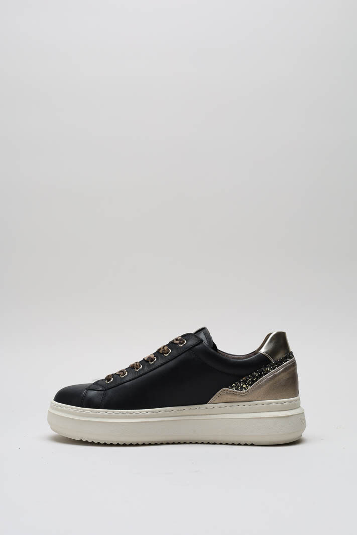 zoom in on Zwart Sneaker image Zwart Sneaker image