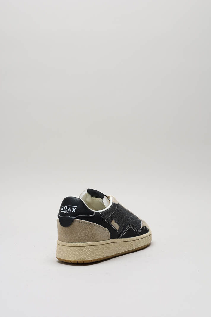 zoom in on Zwart Sneaker image Zwart Sneaker image