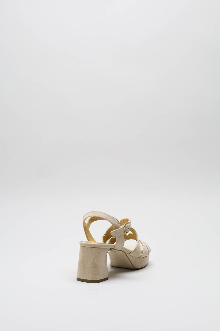 zoom in on Beige Sandaal hak image Beige Sandaal hak image